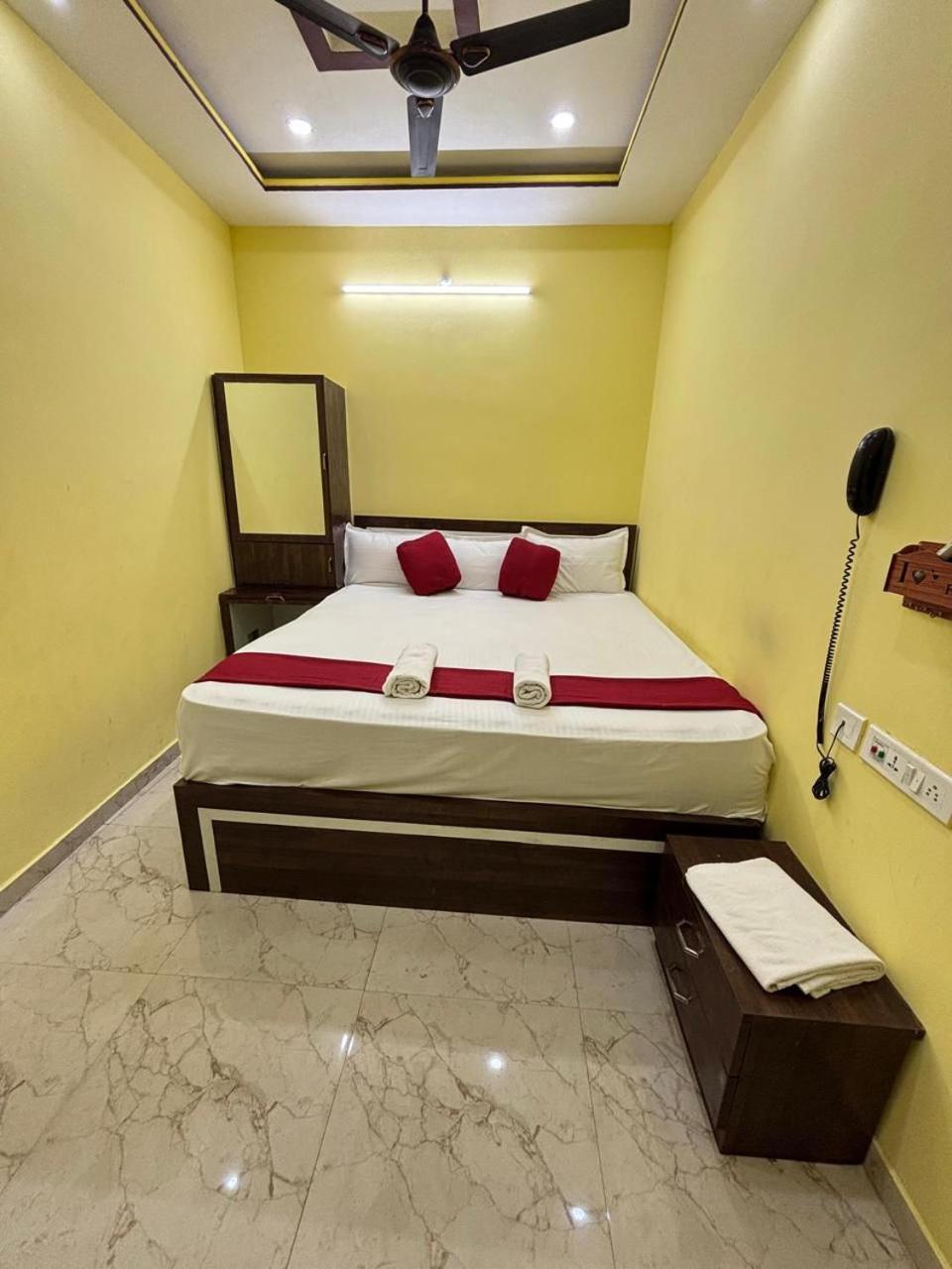Hotel O Marquis Guest House Калькутта Экстерьер фото